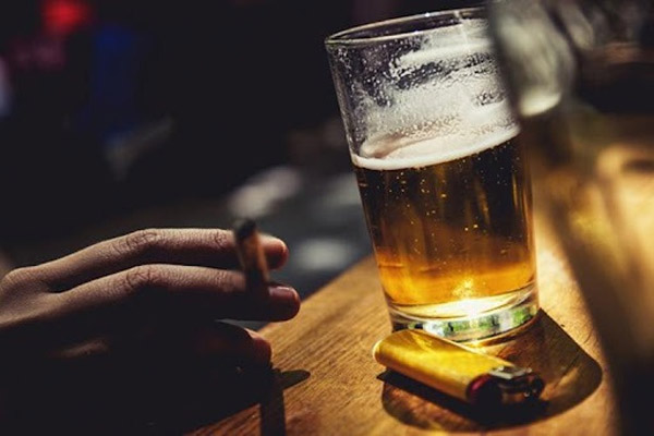 Sử dụng các chất kích thích như rượu bia, thuốc lá khiến tinh trùng dị dạng